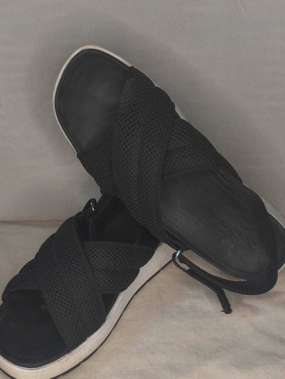 UGG Women's Black Crisscross Mesh Platform Sandals Size 10 AQ
